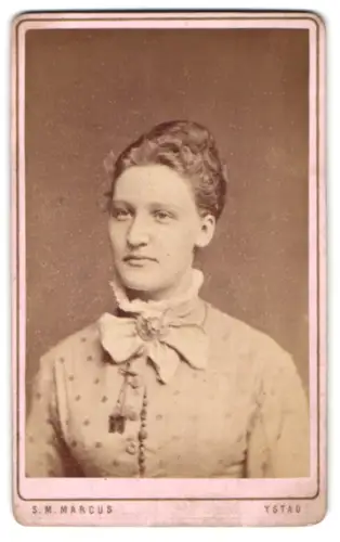 Fotografie S. M. Marcus, Ystad, Vid Jernvagsstationen, Porträt der Frau Lindström