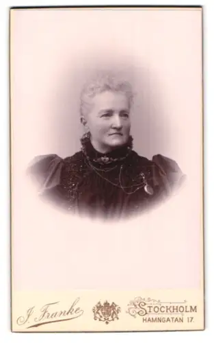 Fotografie J. Franke, Stockholm, Hamngatan 17, Porträt der Frau Frédérique