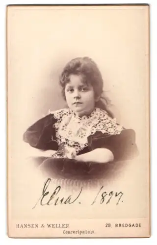 Fotografie Hansen & Weller, Kjöbenhavn, Bredgade 28, Porträt des Mädchens Elna, 1897