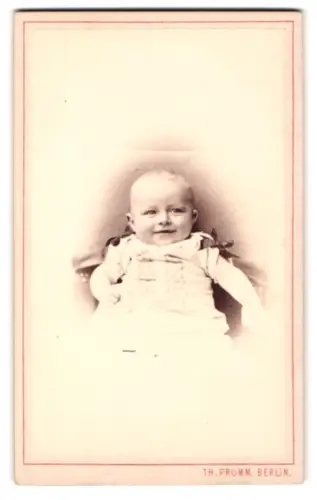 Fotografie Th. Prümm, Berlin, Unter den Linden 51, Porträt eines lächelnden Babys, Walter Haver, 26.7.1879