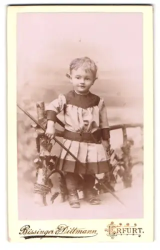 Fotografie Bissinger & Dittmann, Erfurt, Anger 25, Porträt des Kindes Charles Henri Erneste du Vinage, 1890