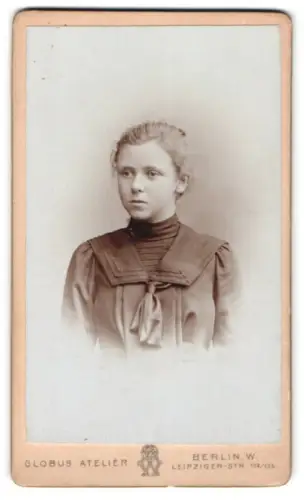 Fotografie Globus Atelier, Berlin, Leipziger-Str. 132/135, Porträt einer jungen Frau Martha, 1902