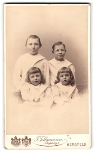 Fotografie F. Tellgmann, Hersfeld, Kinderporträt der Geschwister Hans, Heini, Emil und Wilhelm