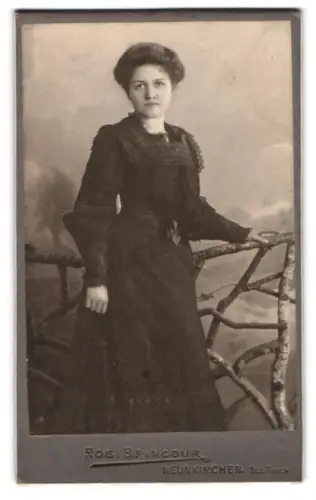 Fotografie Rob. Brincour, Neunkirchen, Ecke Bahnhofstrasse 4, Porträt der Frau Helene, Neunkirchen 1904