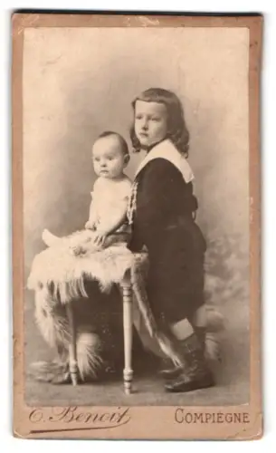 Fotografie E. Benoit, Compiègne, Rue Mounier 1, Zwei Kinder im Studio, 1907