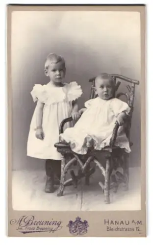 Fotografie Franz Breuning, Hanau am Main, Bleichstrasse 12, Zwei Kinder in weissen Kleidern, Hanau Sommer 1902