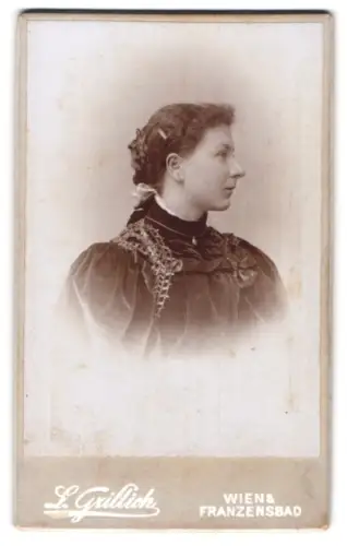 Fotografie L. Grillich, Wien, Währing Hauptstrasse, Porträt der Frau Bertha im Profil