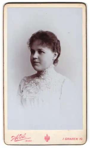 Fotografie Adèle, Wien, Graben 19, Porträt der jungen Frau Olga, 1903