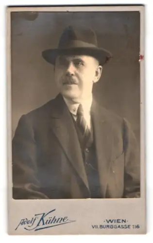 Fotografie Adolf Kühne, Wien, Burggasse 116, Porträt eines Mannes mit Hut