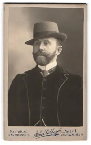 Fotografie Atelier Gebhardi, Bad Vöslau, Hermangasse 14, Portrait des Herrn Eugen, Wien 1910