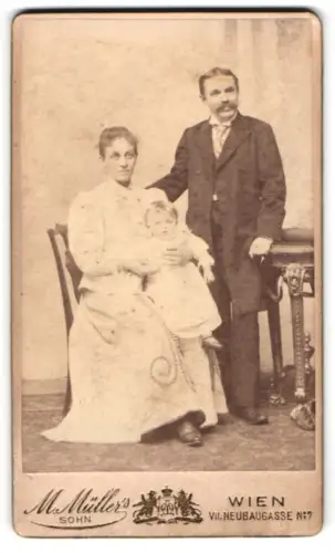 Fotografie M. Müller`s Sohn, Wien, Neubaugasse 17, Familienportrait mit elegantem Tisch, 1901