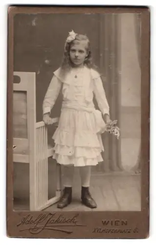 Fotografie Adolf Jakisch, Wien, Hoferplatz 6, Porträt des Mädchens Margarete Weikoppl, 1914