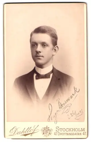 Fotografie Alfred Dahlhof, Stockholm, Drottninggatan 47, Porträt eines jungen Mannes
