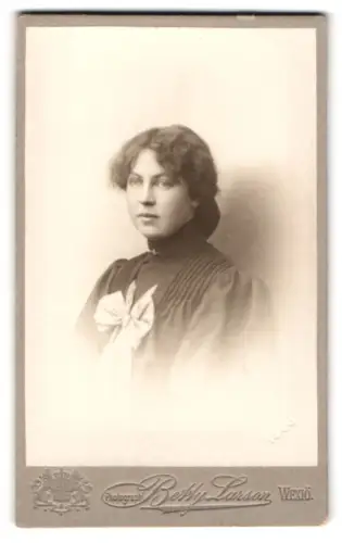 Fotografie Betty Larson, Wexiö, Sandgärdsgatan 24, Porträt de jungen Frau Esther Nilssau, 1906