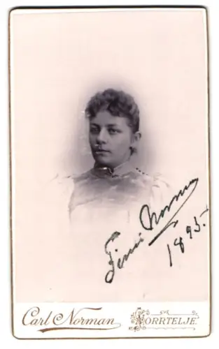Fotografie Carl Norman, Norrtelje, Porträt einer Frau, 1895