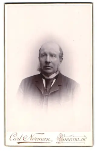 Fotografie Carl Norman, Norrtelje, Porträt eines Mannes mit Koteletten, 1895