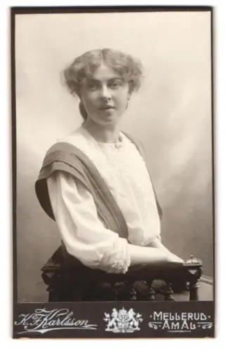 Fotografie K. Karlsson, Mellerud, Åmål, Porträt der jungen Frau Esther, 1908
