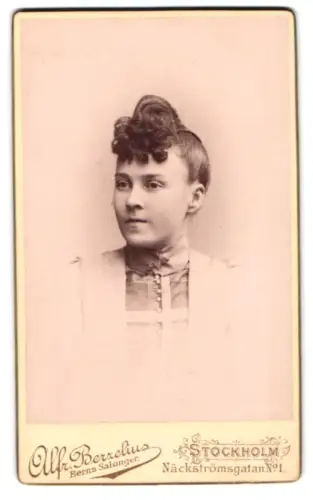 Fotografie Alfr. Berzelius, Stockholm, Näckströmsgatan No. 1, Porträt einer jungen Frau, 1890
