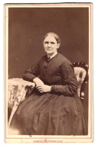 Fotografie Hanna Porthmeier, Ort unbekannt, Ältere Frau auf Stuhl