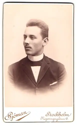 Fotografie Rosalie Sjöman, Stockholm, Regeringsgatan 6, Porträt des Herrn W. C. Suensson