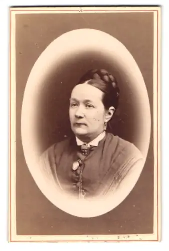 Fotografie Hanna Forthmeiier, Wexiö, Helsingborg, Ovalporträt einer Dame