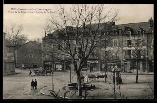 AK Villefranche-de-Rouergue, Place de la République, Entrée de la Gare