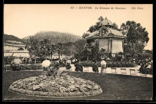AK Menton, le kiosque de musique, quelques personnes assises sur les chaises