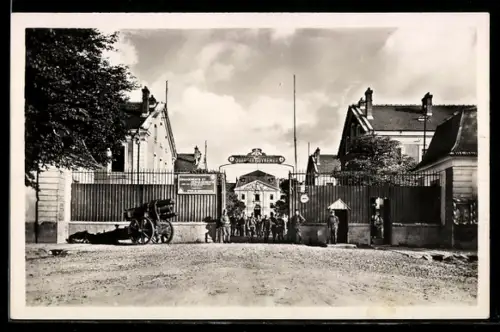 AK Rueil, La Caserne, les soldats posant pour la photo