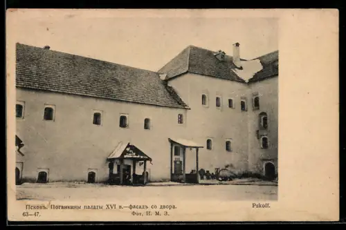 AK Pskow, Schlossbau aus dem 16. Jhd., Hof-Fassade, Rotes Kreuz