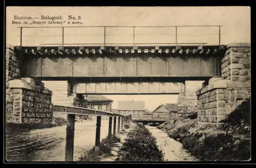 AK Bologoje, Strassenpartie mit Eisenbahn-Brücken