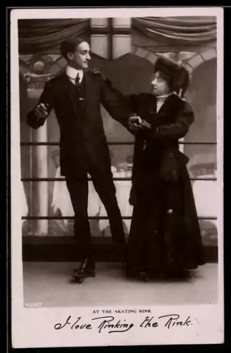 AK Paar auf Rollschuhen in einer Halle