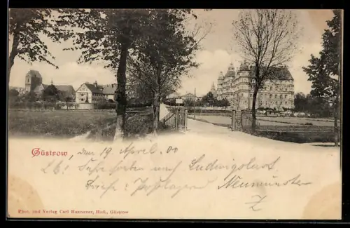 AK Güstrow, Schloss mit Parkanlage u. Torweg, Ortspanorama