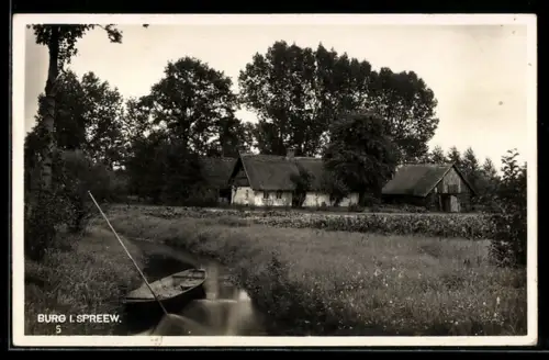 AK Burg i. Spreew., Bauernhof und Fliess mit Kahn