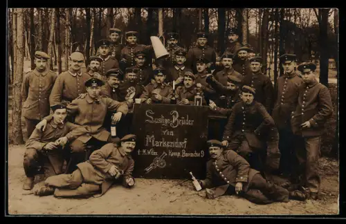 Foto-AK Markendorf / Truppenübungsplatz, Kompagnie Baracke 9, Soldaten, Gruppenbild, 1916