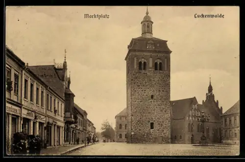 AK Luckenwalde, Marktplatz mit Turm und umliegenden Gebäuden