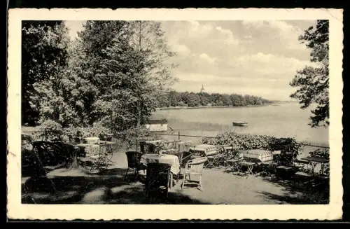 AK Storkow /Mark, Gasthof Waldschlösschen Hubertushöhe, Terrasse am See, Inh. Theodor Penz