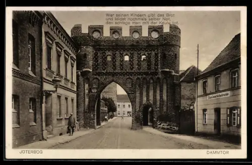 AK Jüterbog, Dammtor mit Durchblick, Strassenpartie