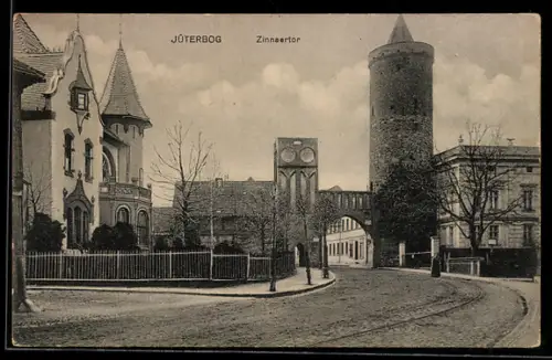 AK Jüterbog, Zinnaertor mit Türmen, Strassenpartie
