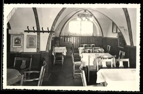 AK Saalfeld /Saale, HO-Gaststätte Das Loch, Gastraum