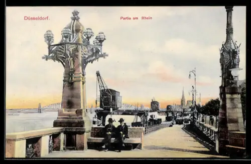 AK Düsseldorf, Partie am Rhein, Hafenanlagen mit Kran, Laternensäule, Stadtpanorama, Brücke
