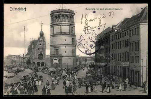 AK Düsseldorf, Burgplatz mit dem alten Schlossturm, Marktbetrieb