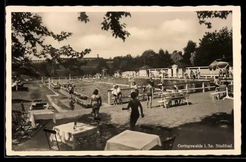 AK Geringswalde i. Sa., Stadtbad mit Gaststättentischen u. Badegästen