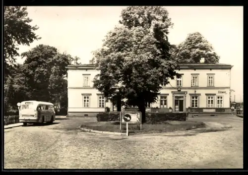 AK Glöwen /Kr. Perleberg, Bahnhof mit Strassenpartie