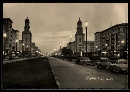 AK Berlin, Blick in die Stalinallee, Strassen sind hell erleuchtet