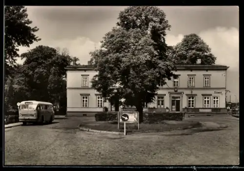 AK Glöwen /Kr. Perleberg, Bahnhof mit Strassenpartie