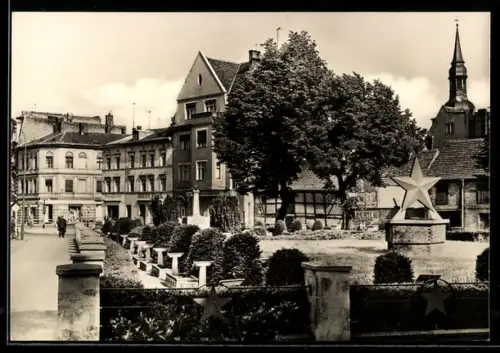 AK Nauen, Sowjetisches Ehrenmal mit Strassenpartie