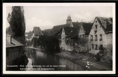 AK Donauwörth, Blick vom Stadteingang aus auf die innere Wörnitz, dahinter der Turm der Stadtpfarrkirche