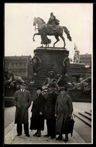 Foto-AK Berlin, Partie am Nationaldenkmal mit Menschengruppe