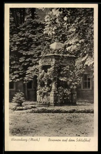 AK Wiesenburg /Mark, Brunnen auf dem Schlosshof mit Grünanlagen