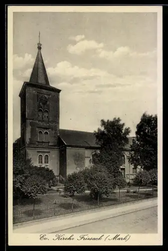 AK Friesack /Mark, Evangelische Kirche mit Grünanlage